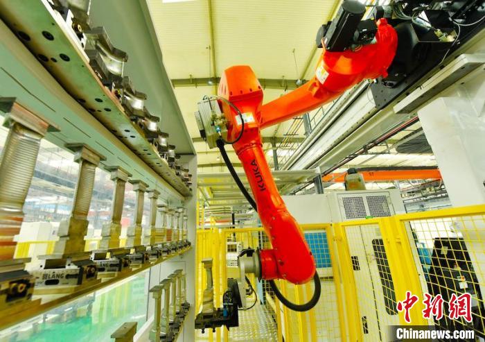 國(guó)內(nèi)首個(gè)葉片加工無(wú)人車間及首條黑燈產(chǎn)線在四川德陽(yáng)投運(yùn)