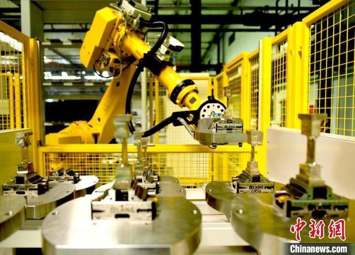 產(chǎn)線機(jī)器人放置完工葉片?！?攝